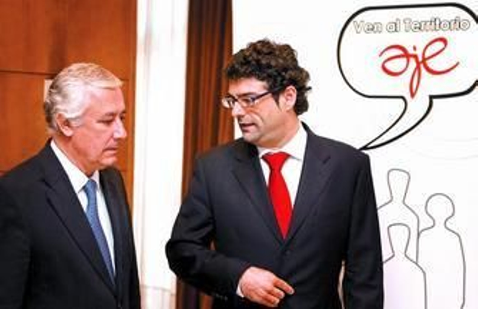 Javier Arenas dialoga con el presidente de AJE, Javier Navarro, ayer antes de mantener una reunión. Javier Arenas dialoga con el presidente de AJE, Javier Navarro, ayer antes de mantener una reunión.