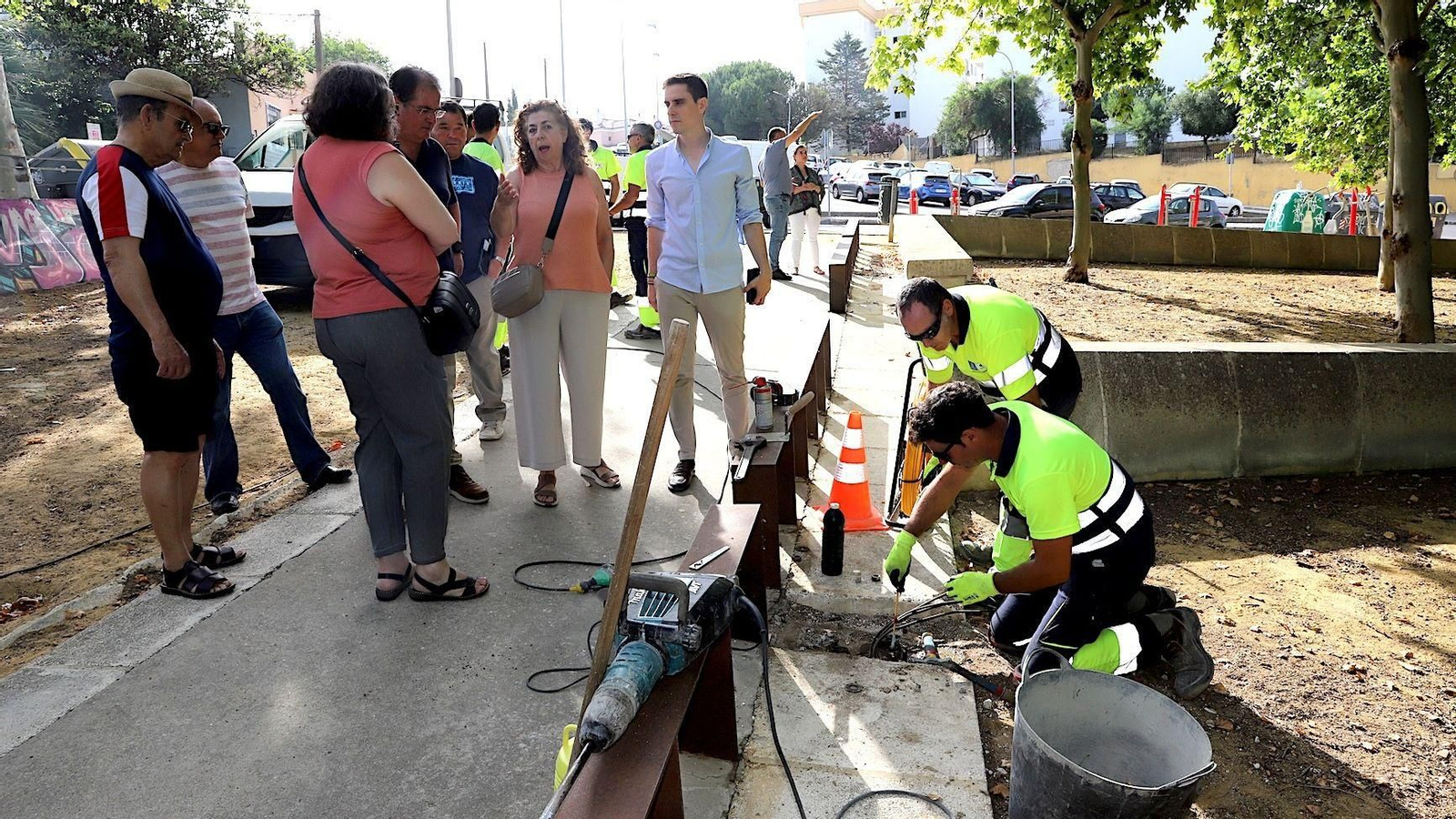La presidenta vecinal de Picadueñas y el delegado, en el parque.