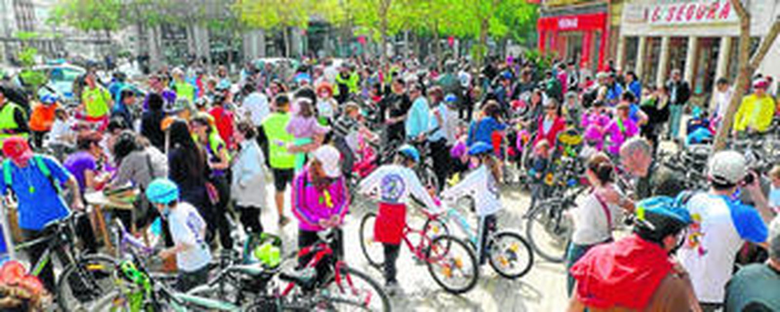 Los manifestantes se concentraron a las 11:30 de la mañana en la Puerta de Purchena de la capital.