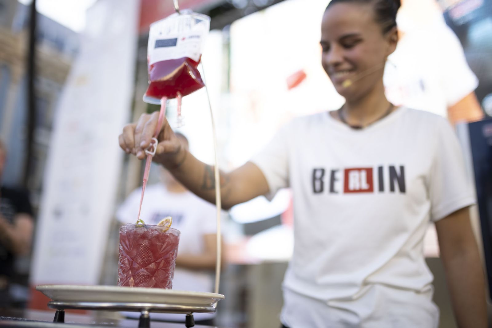 El Bar Berlín muestra su "coctelería cervecera" en la Plaza de las Monjas