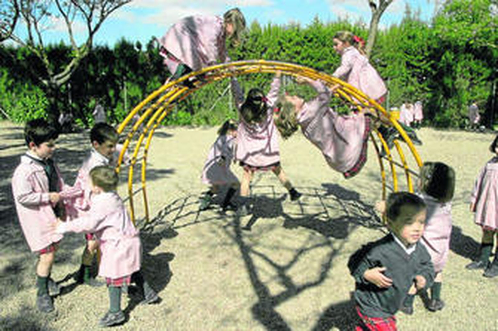 Niños jugando en el patio de Infantil del Colegio Entreolivos.