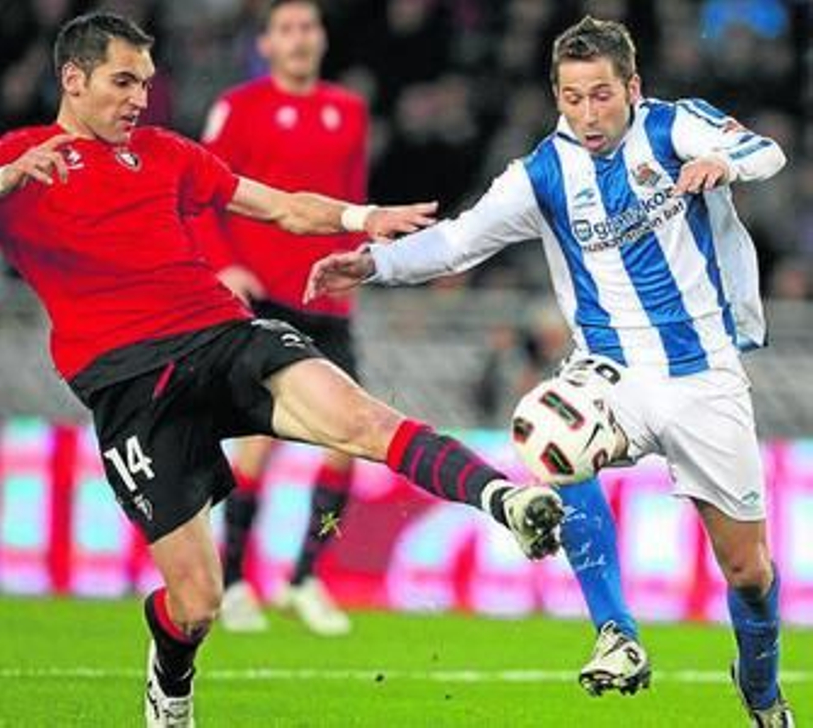 Tamudo pugna un balón dividido con Josetxo.