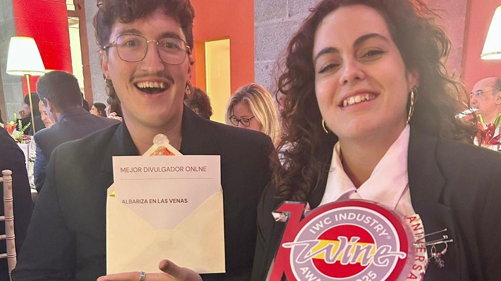 Responsables de Albariza en las Venas, con el premio al Mejor Divulgador Online en los IWC Industry Awards España. Responsables de Albariza en las Venas, con el premio al Mejor Divulgador Online en los IWC Industry Awards España.