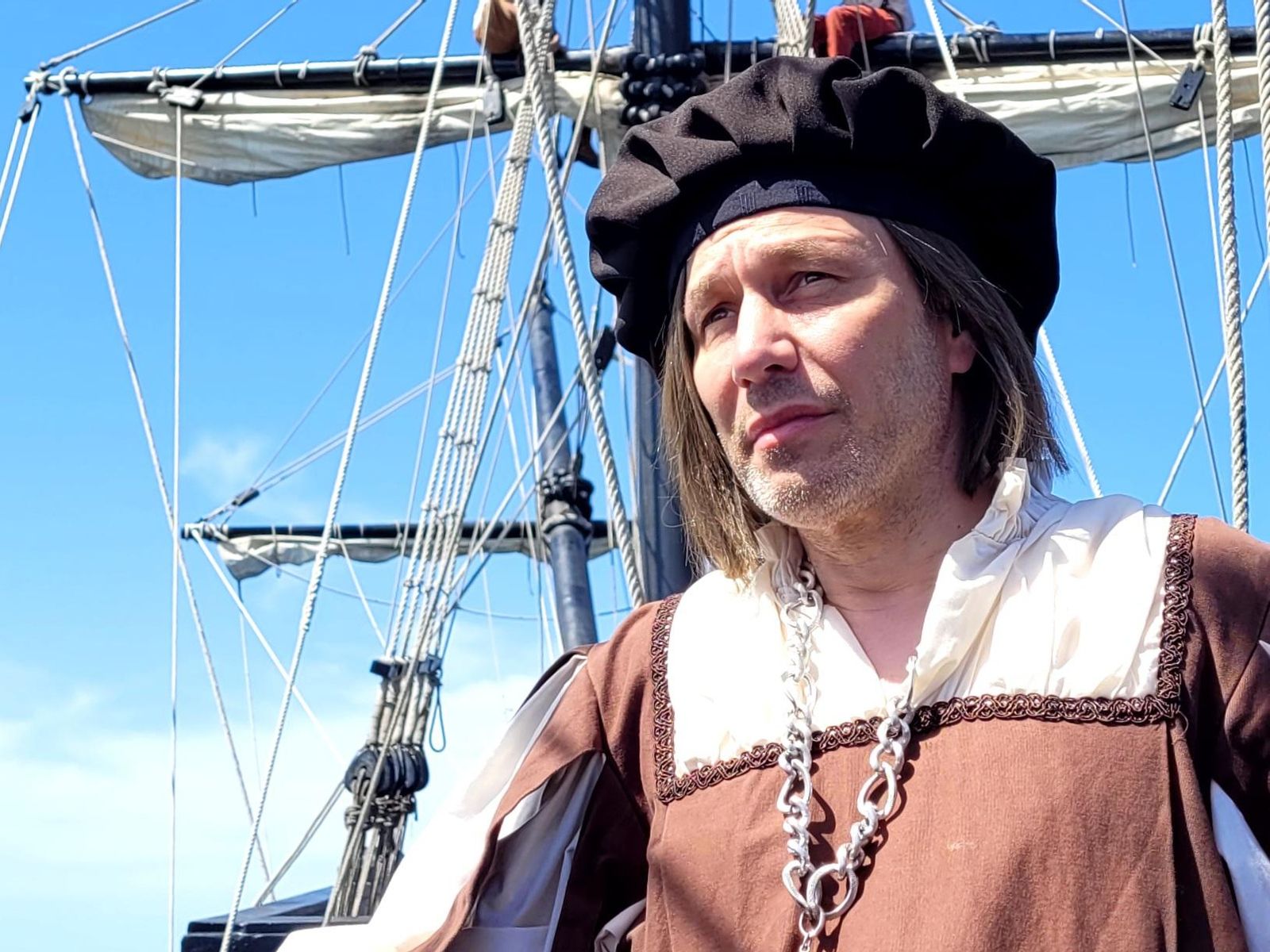 El actor franco-español en su papel como Cristóbal Colón en una de las escenas del documental.