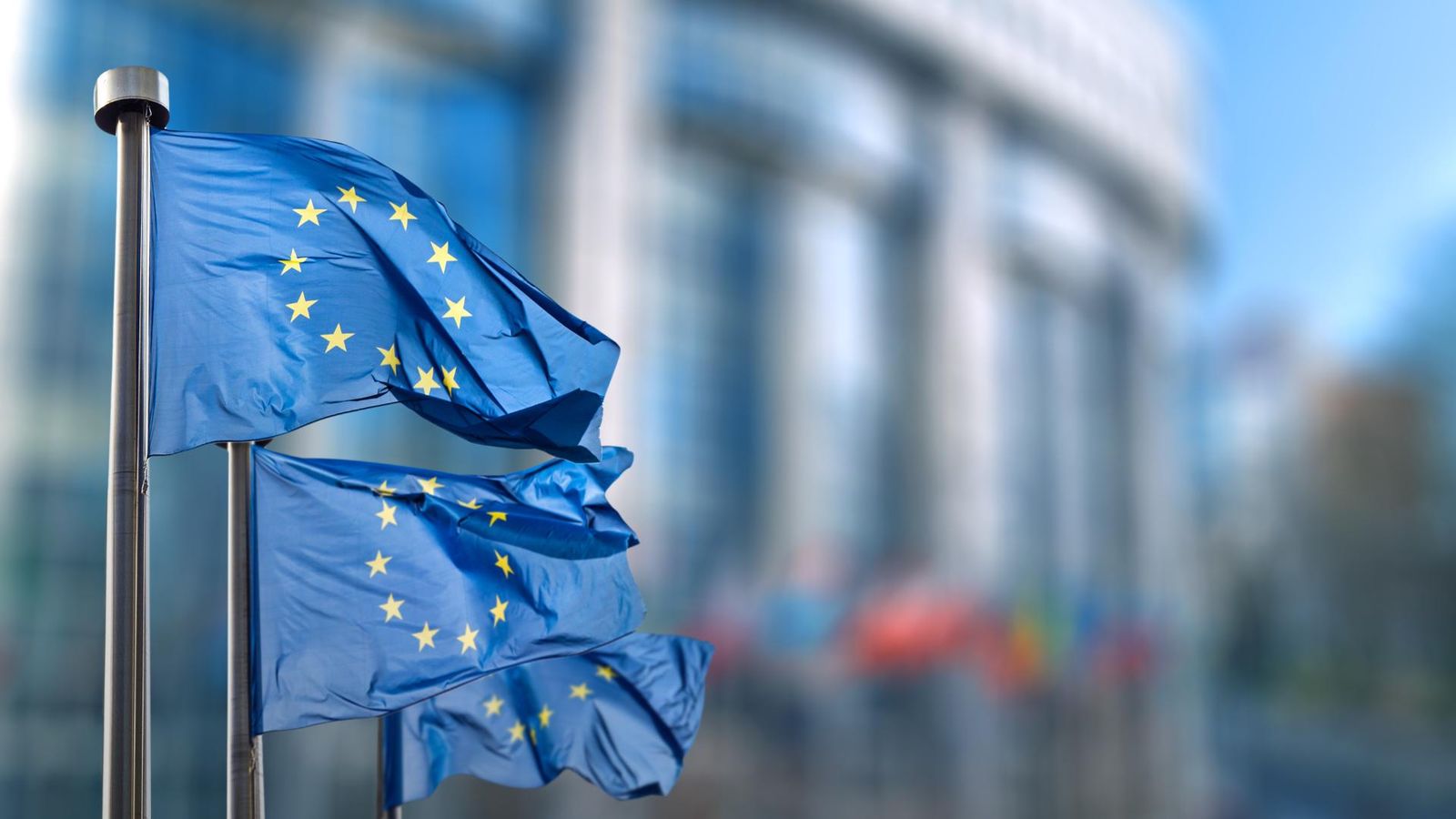 Banderas de la Unión Europea ondeando ante el Parlamento Europeo.