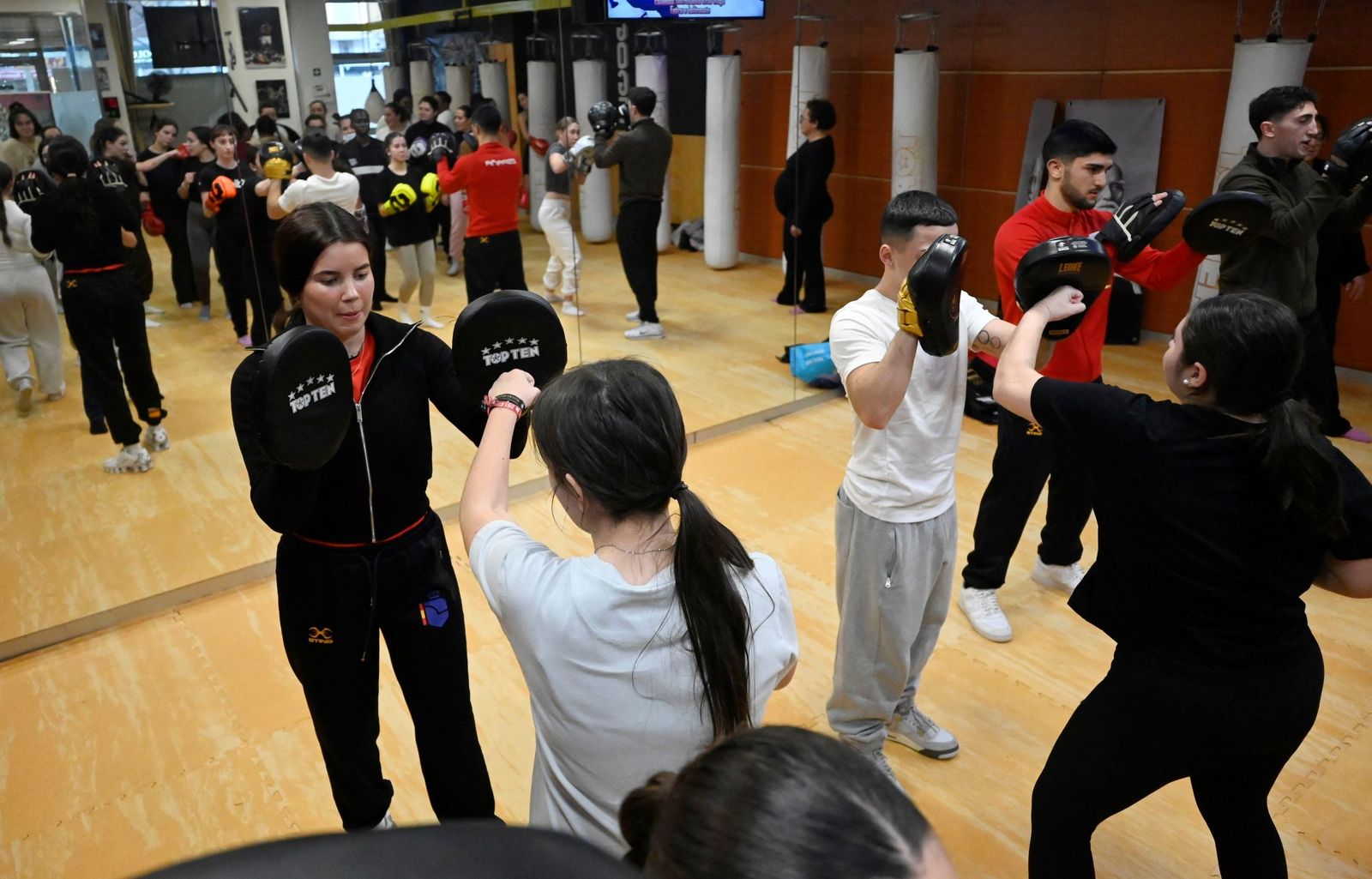La masterclass de boxeo de Rafa Lozano Jr a medio centenar de mujeres de Córdoba, en imágenes