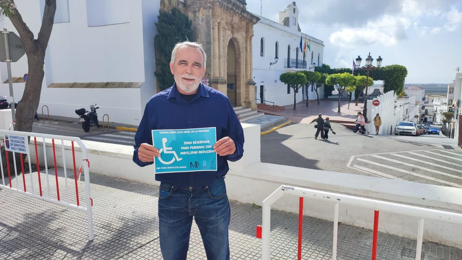 El concejal de Movilidad muestra una de las señales informativas de los espacios habilitados.