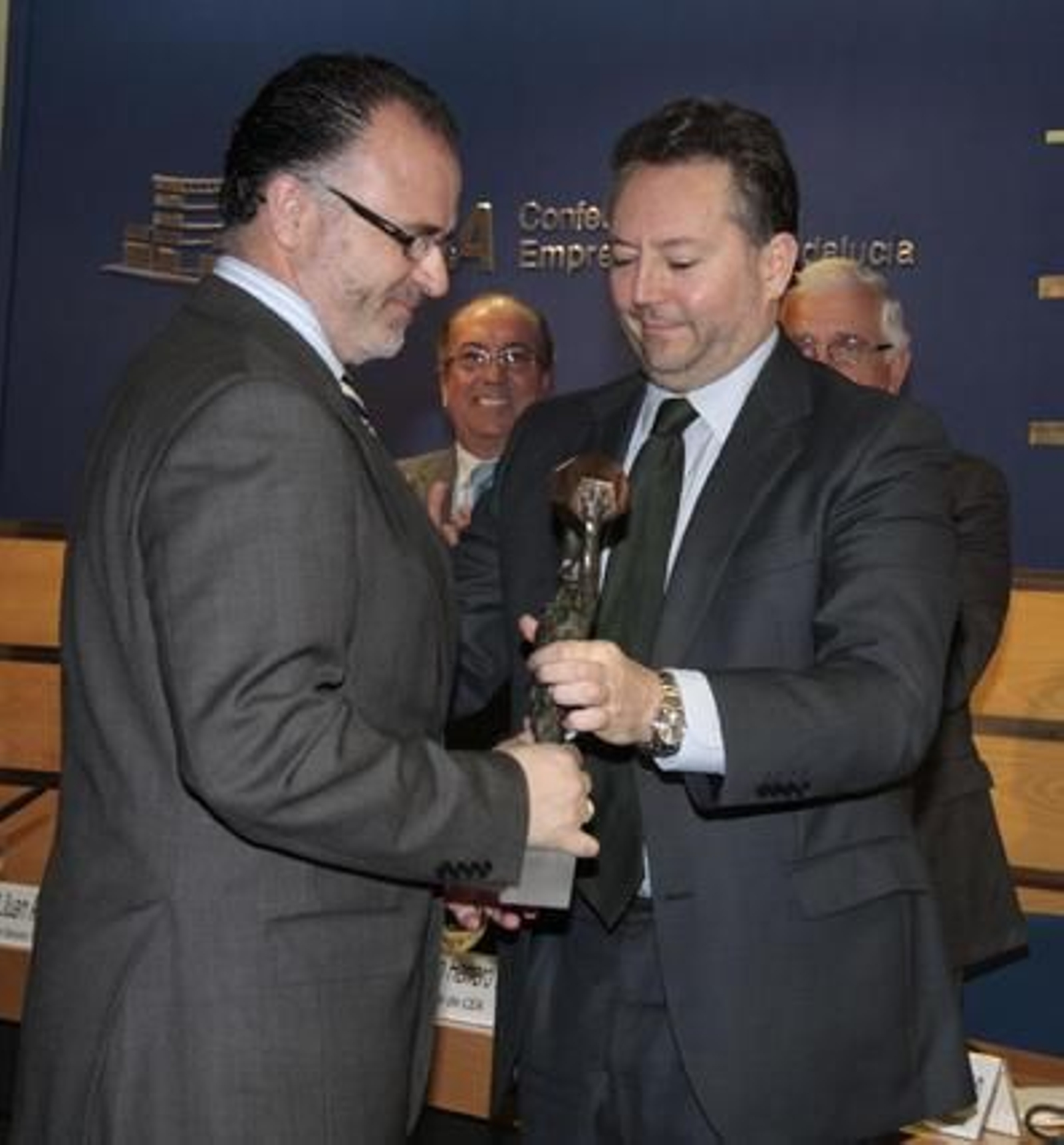 José Joly entrega el galardón en Salud, Bienestar y Biotecnología a Enrique Vázquez, presidente de Neocodex.

Foto: M. GOMEZ/ VICTORIA HIDALGO