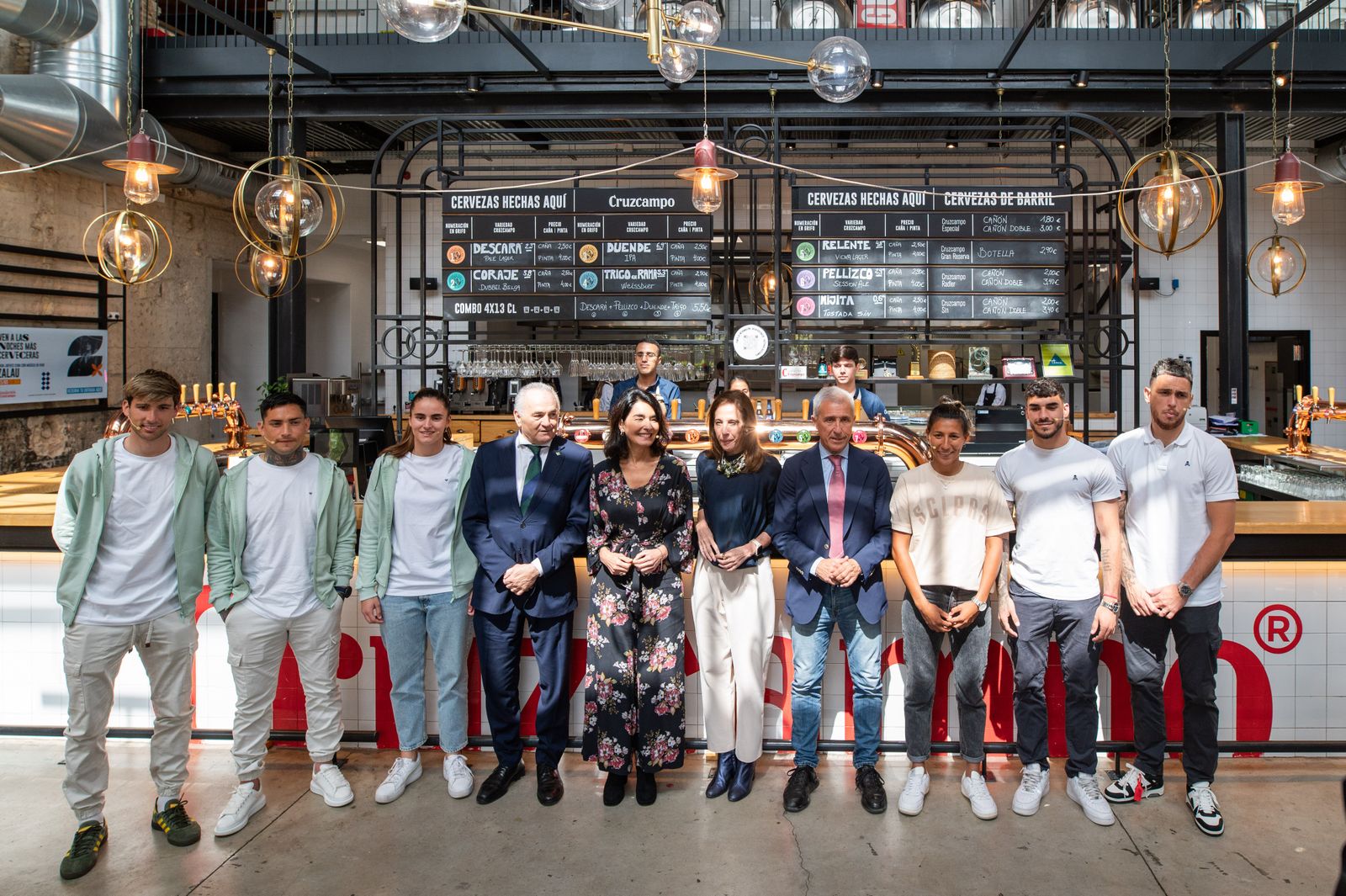 Las fotos de jugadores del Betis y del Sevilla en la Cruzcampo