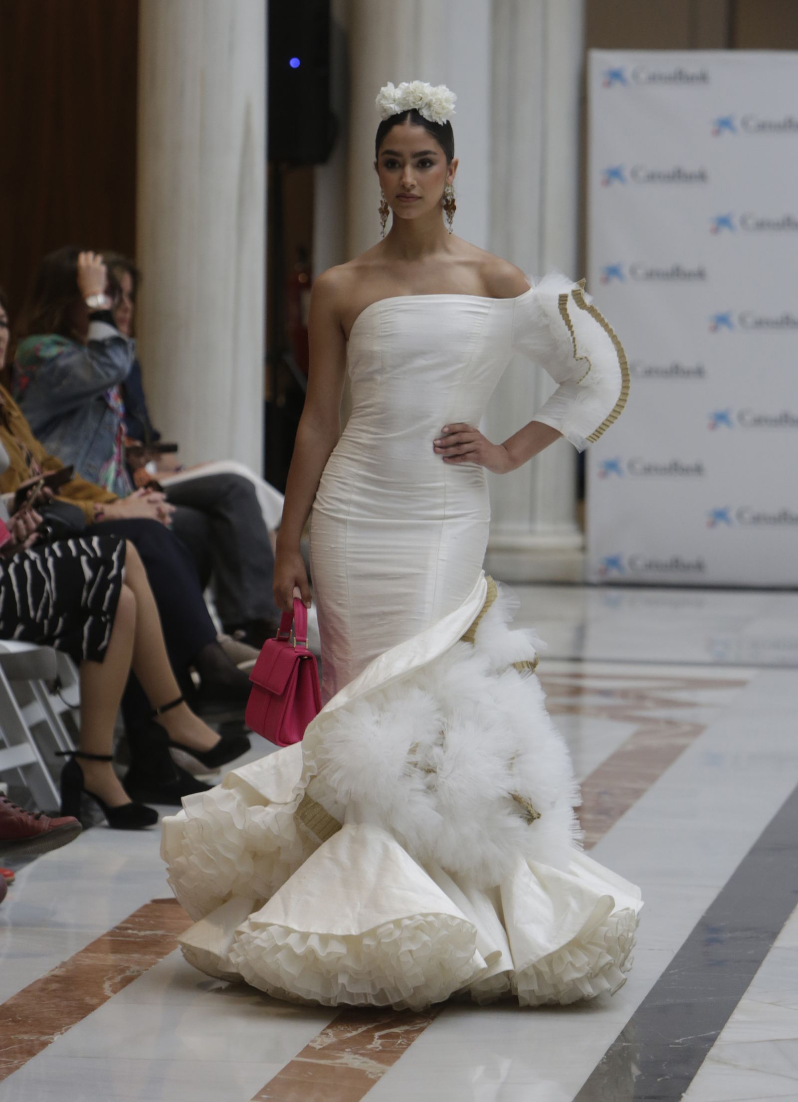 Desfile moda flamenca en las vísperas de la Feria de Abril CaixaBank