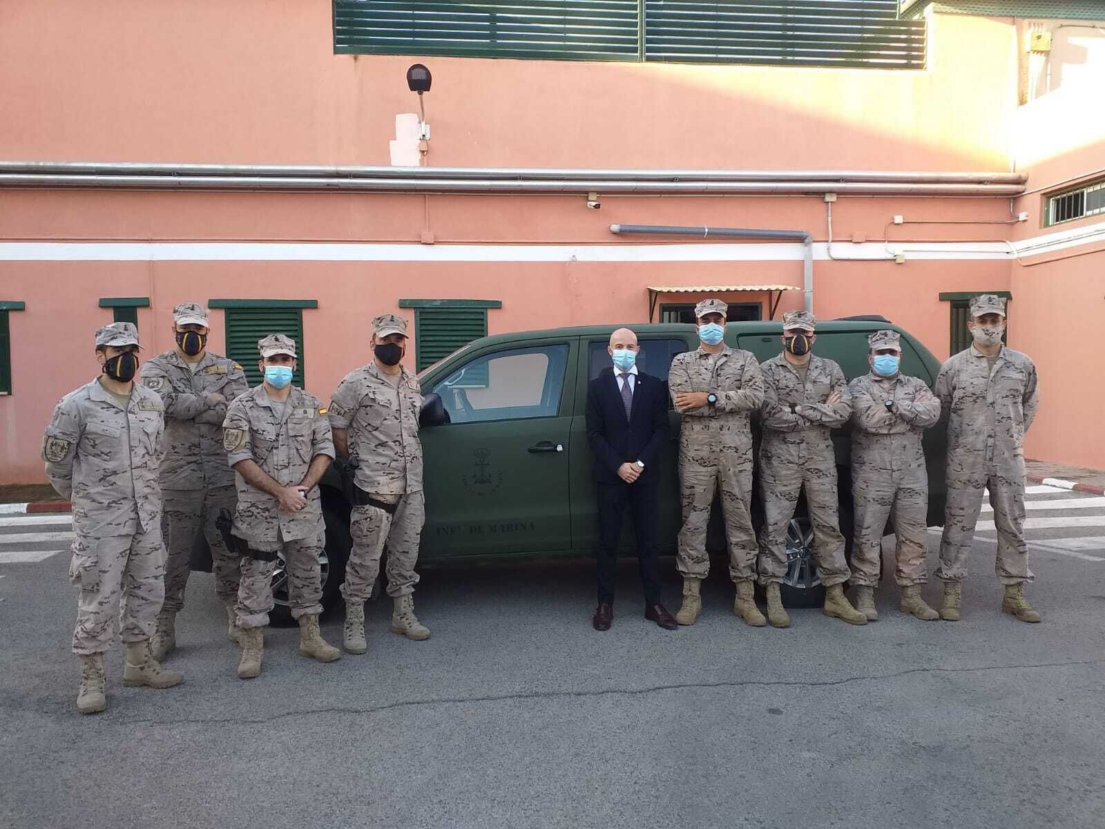 Miembros de la Infantería de Marina junto al director de Puerto II, Gustavo Adolfo Villas.