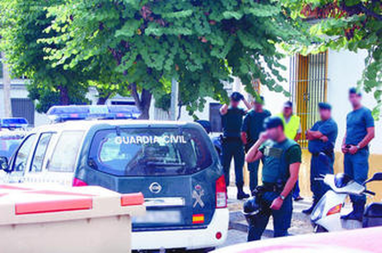 Agentes de la Guardia Civil, el pasado martes tras el registro en la calle Juan Niño.