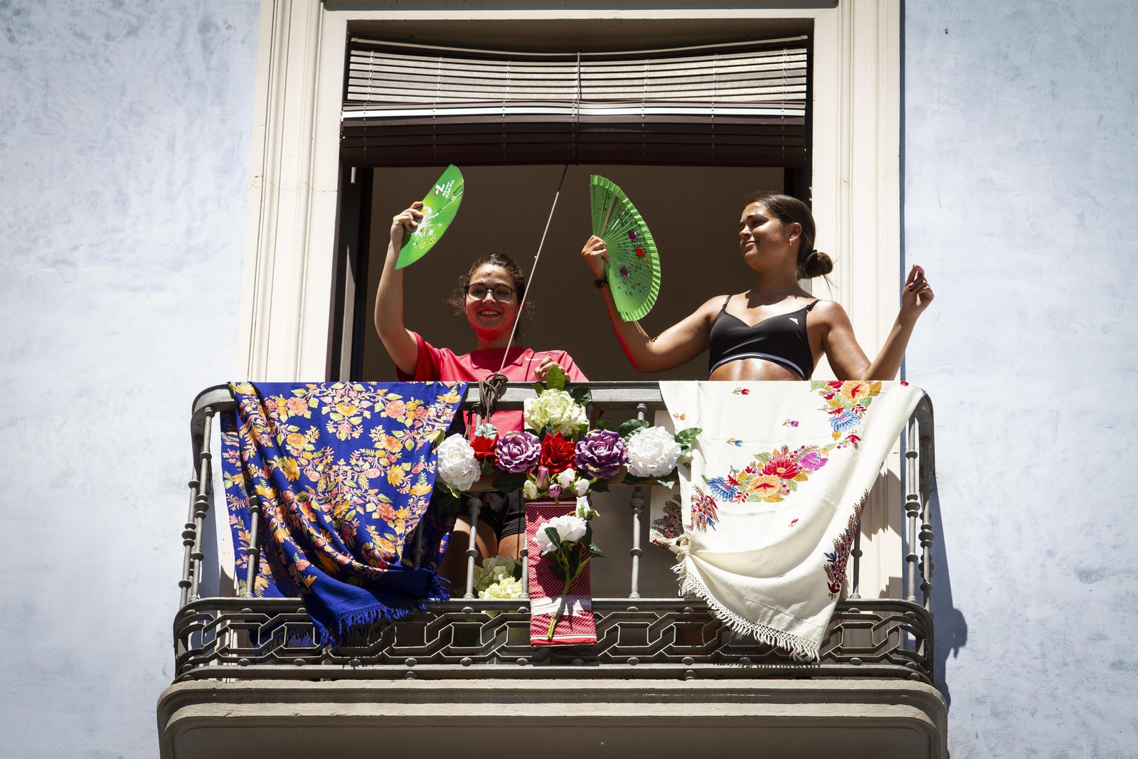 El ambiente festivo se traslada al balcón