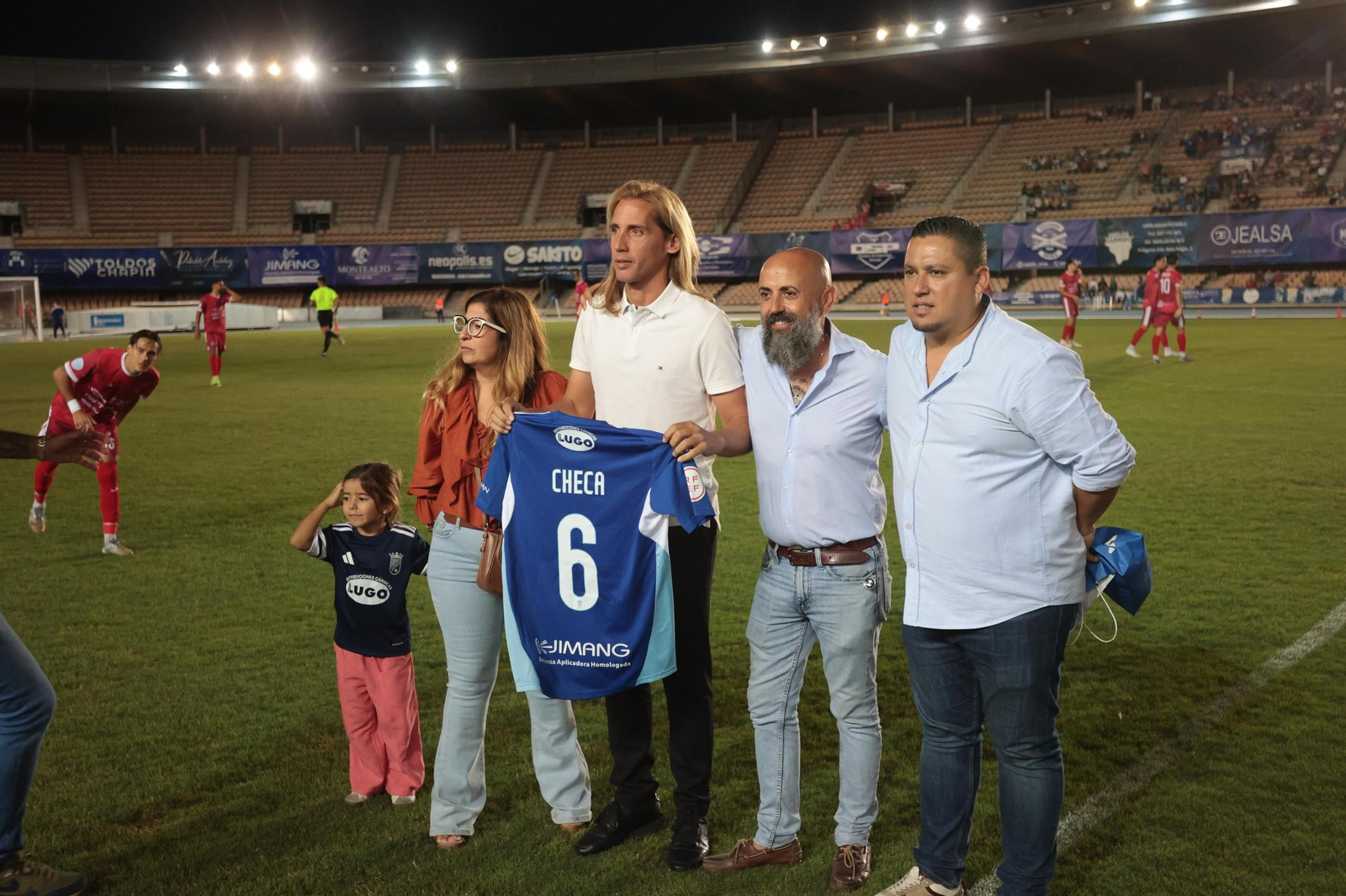 Checa fue homenajeado antes del encuentro.