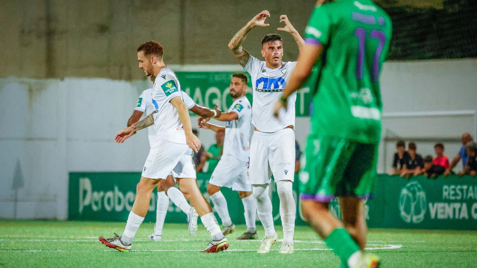 Fernando dedica su gol en Mancha Real.