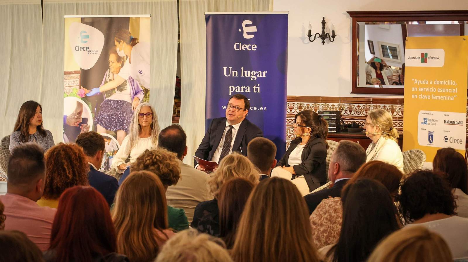 Una imagen de la mesa redonda sobre el servicio de ayuda a domicilio, en las jornadas celebradas en Chipiona.