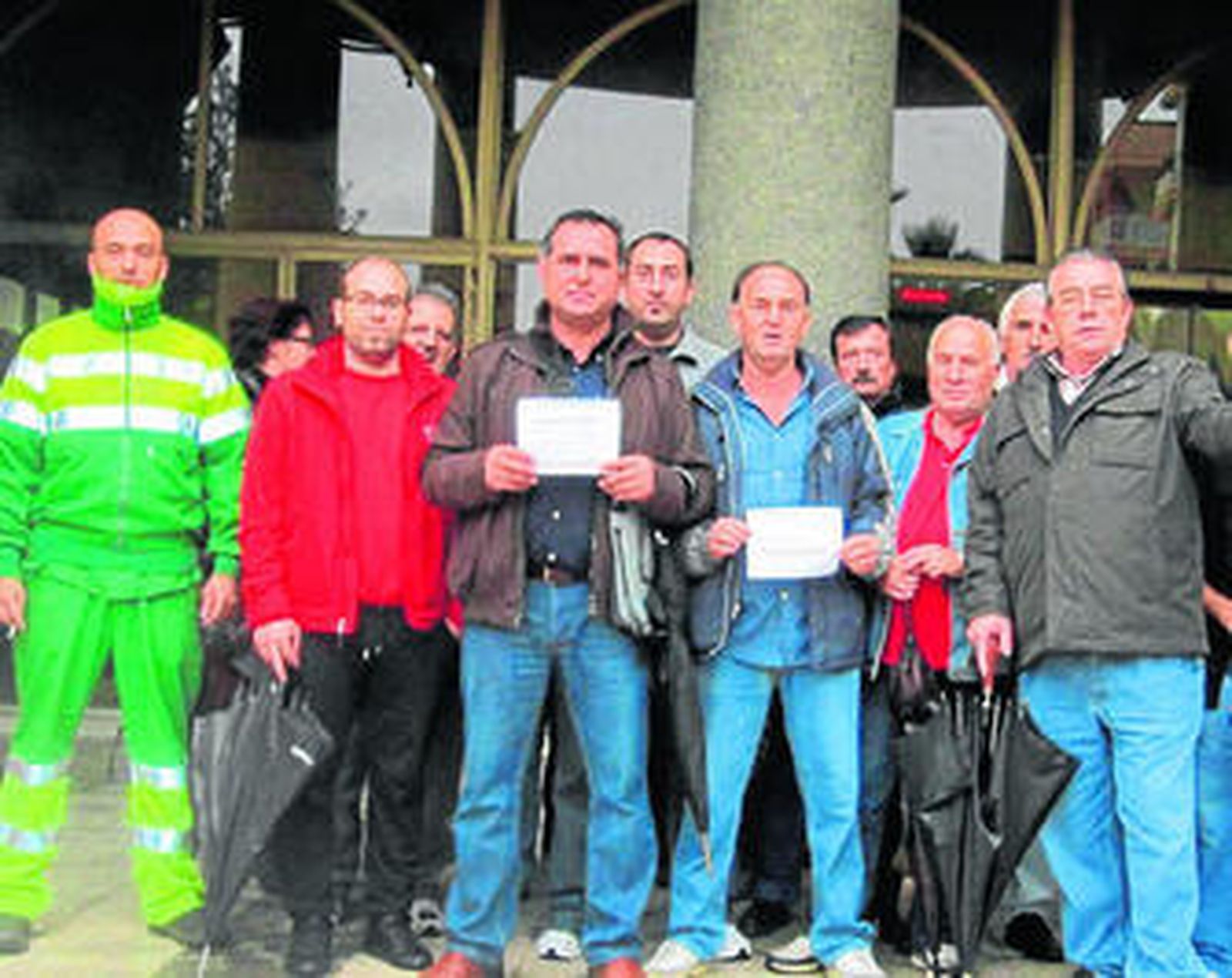 Trabajadores, ayer, durante la protesta por el impago del salario de noviembre.