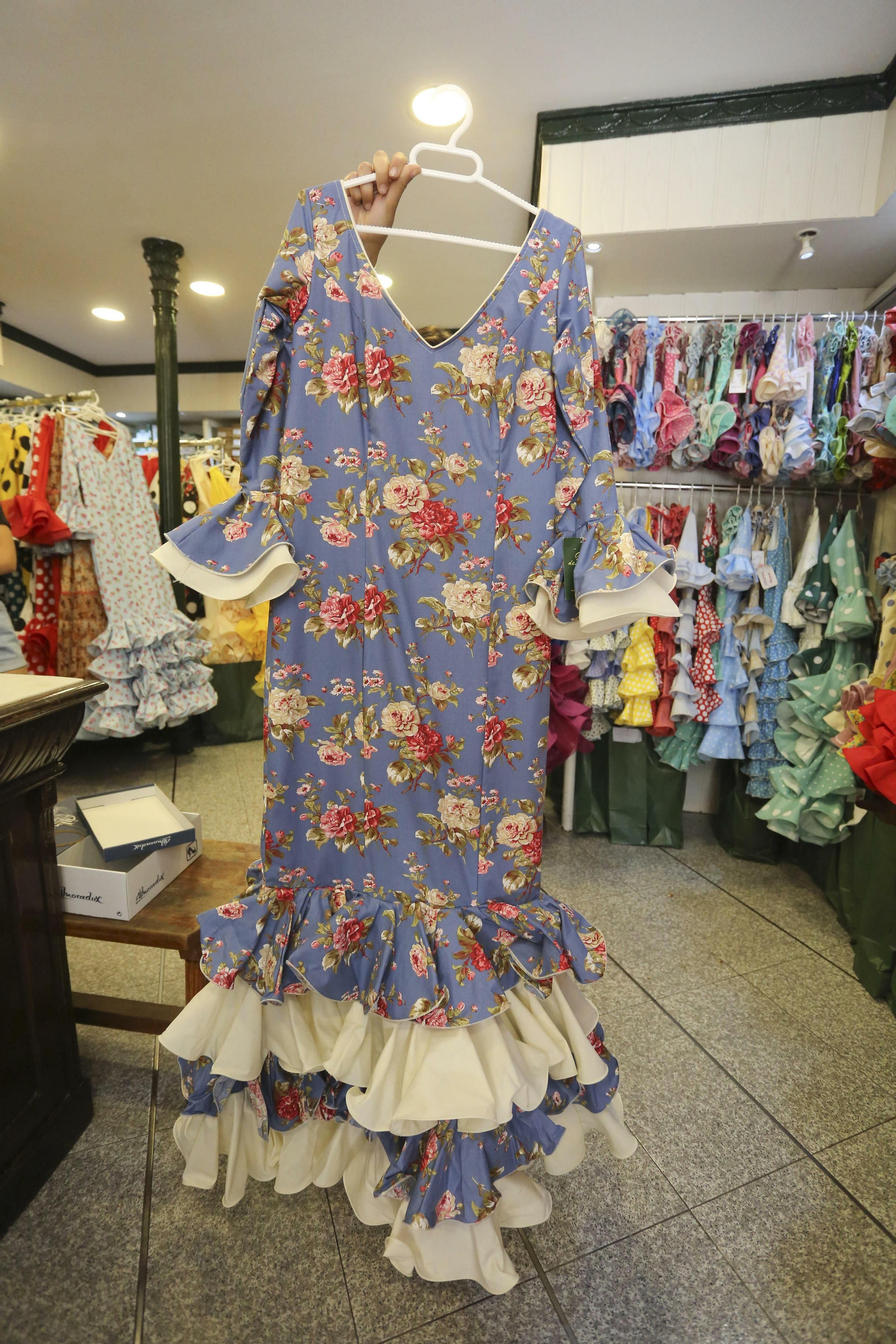 Vestido de flamenca de tonos azulados y media manga.