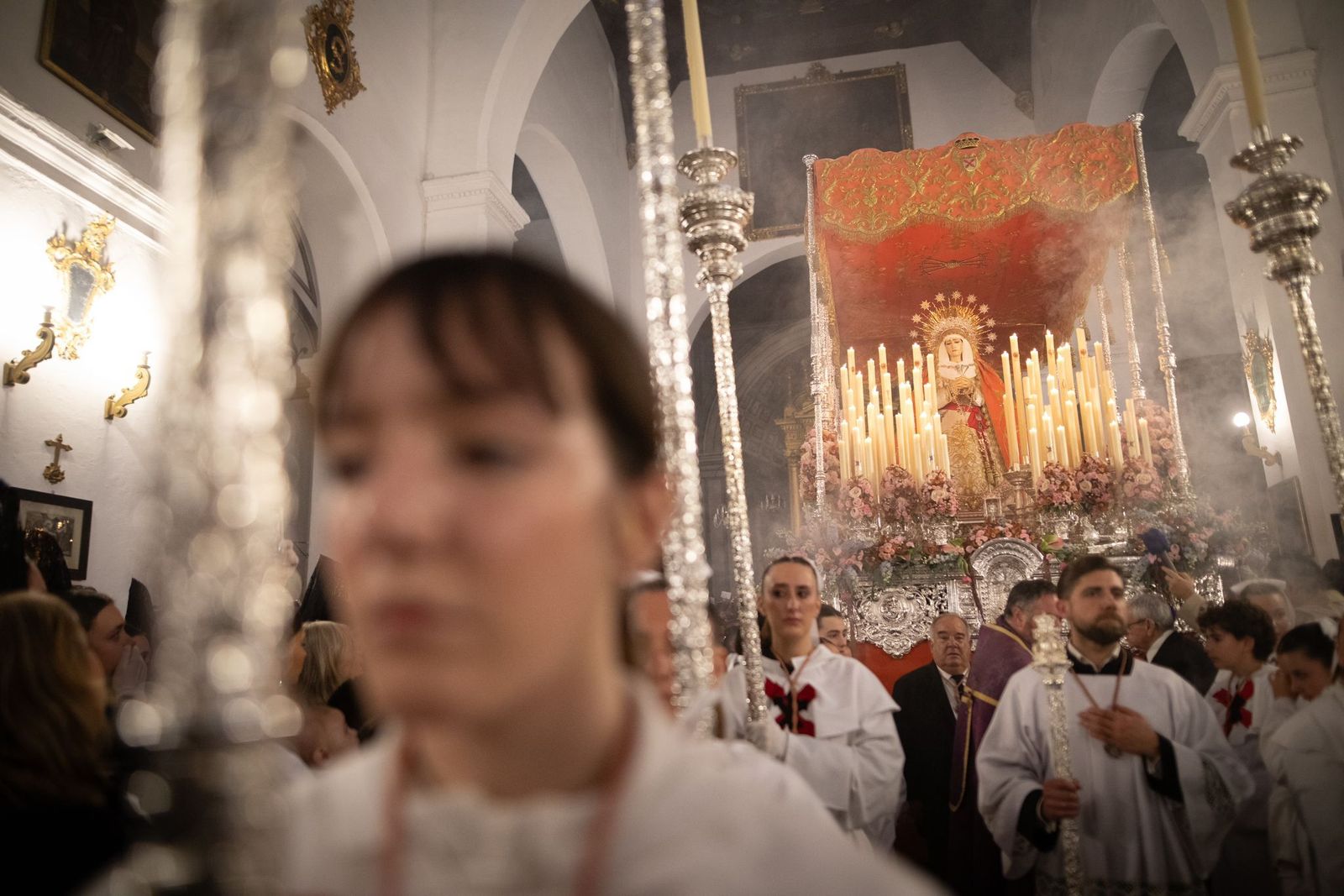 Fotos: La lluvia agudiza el dolor de los granadinos al impedir la salida de Dolores