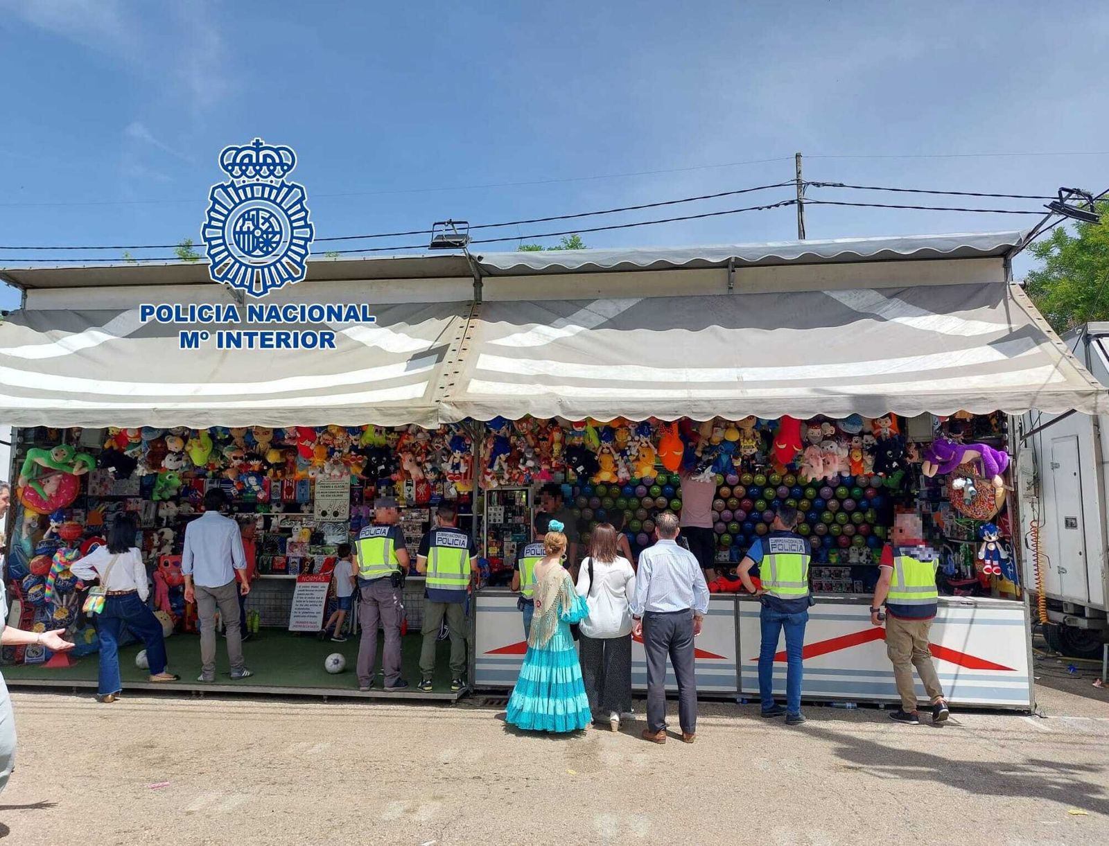 La Policía retiró más de 600 peluches falsos de las tómbolas de la Feria de Abril