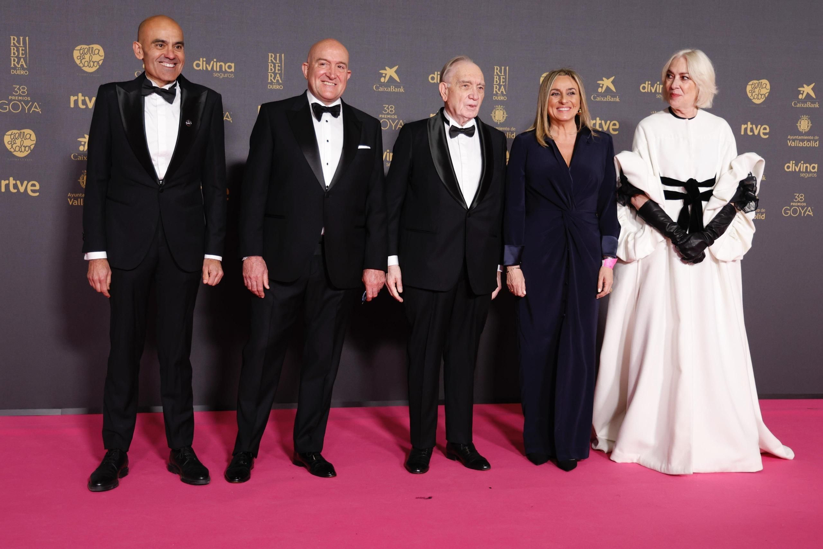 Marifrán Carazo, con el presidente de la Academia y el alcalde de Valladolid, entre otros anoche en la alfombra fucsia Marifrán Carazo, con el presidente de la Academia y el alcalde de Valladolid, entre otros anoche en la alfombra fucsia
