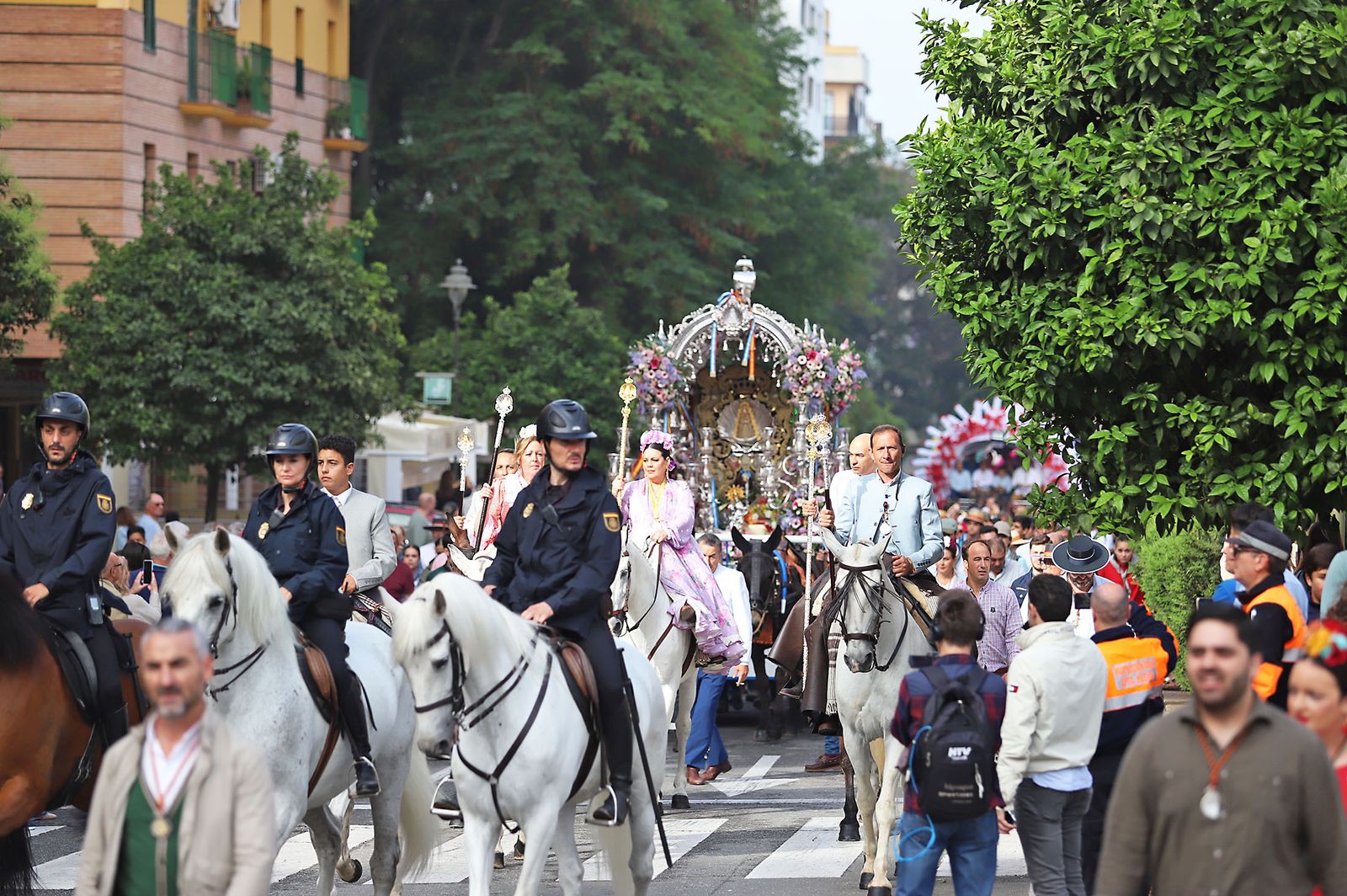 El Rocío 2023: Imágenes de la Hermandad de Emigrantes en su salida de Huelva