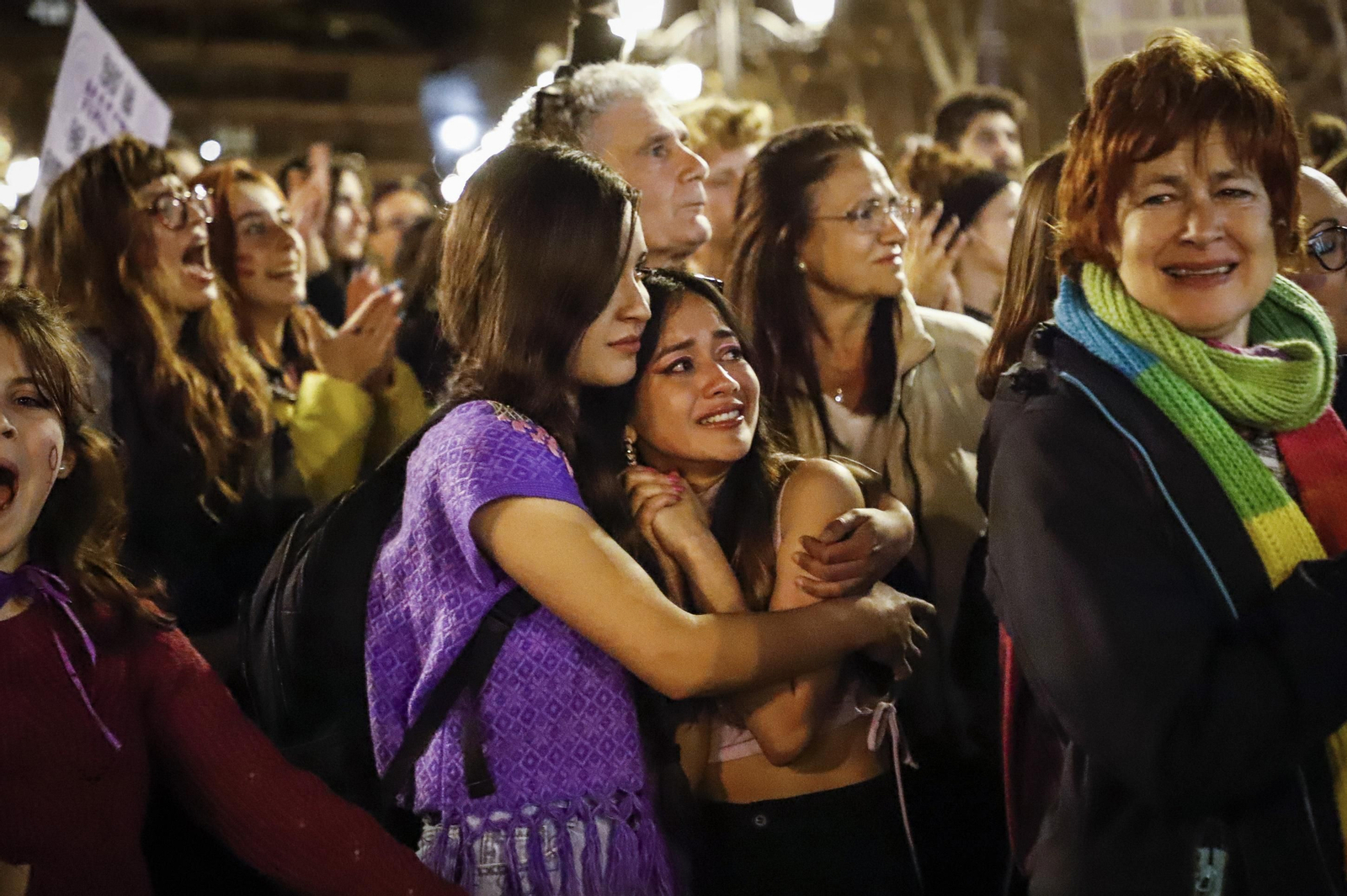 Una ola morada inunda la avenida principal de Granada en el Día de la Mujer