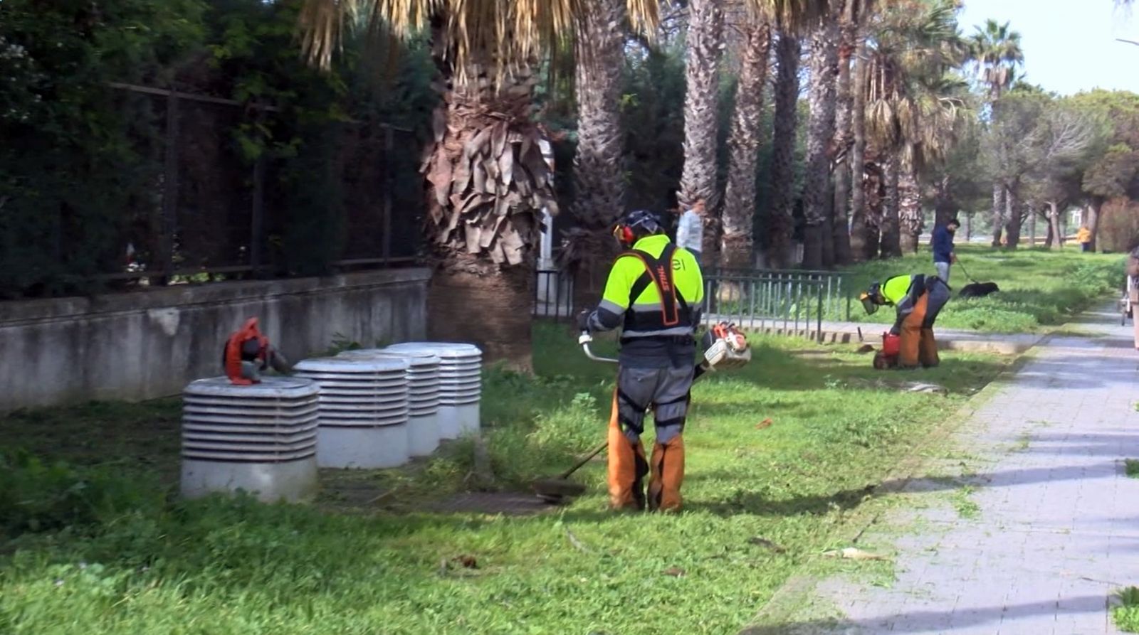 Trabajadores de UNEI en el mantenimiento de jardines