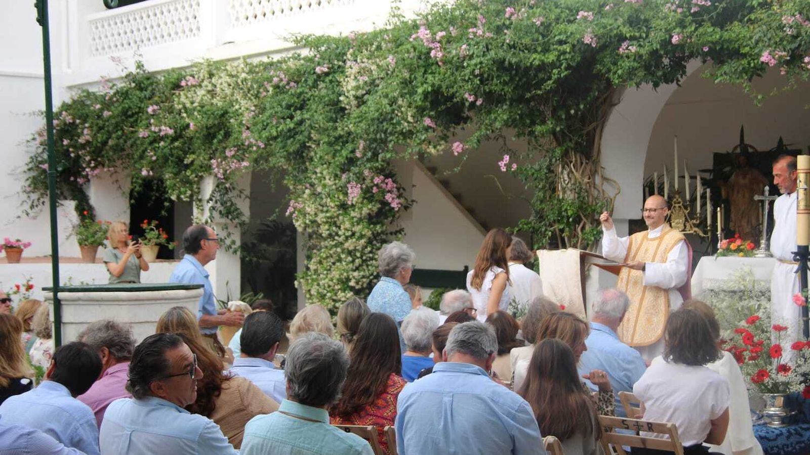 Un momento de la eucaristía celebrada en la finca.