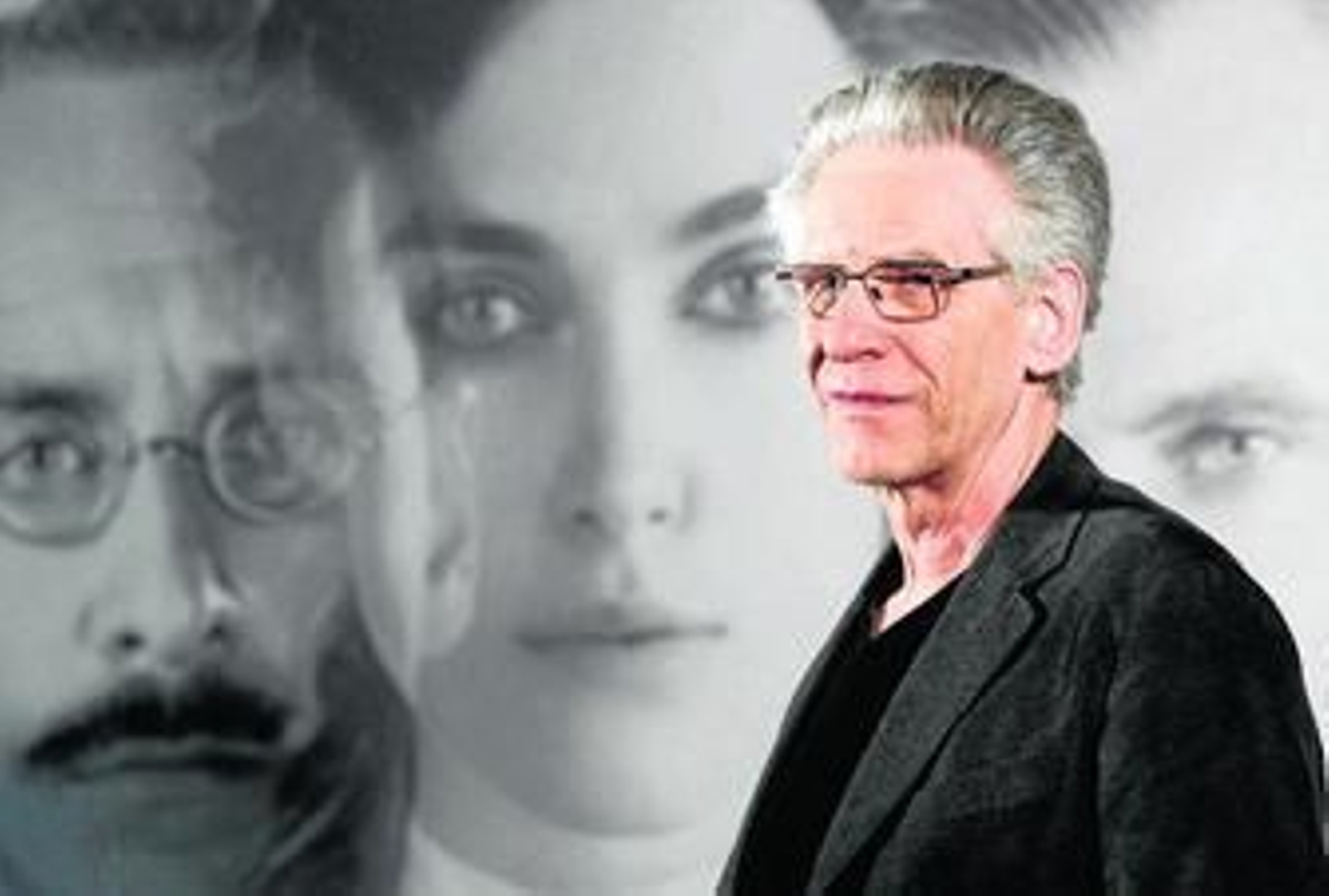 Cronenberg, ante un cartel de su filme.