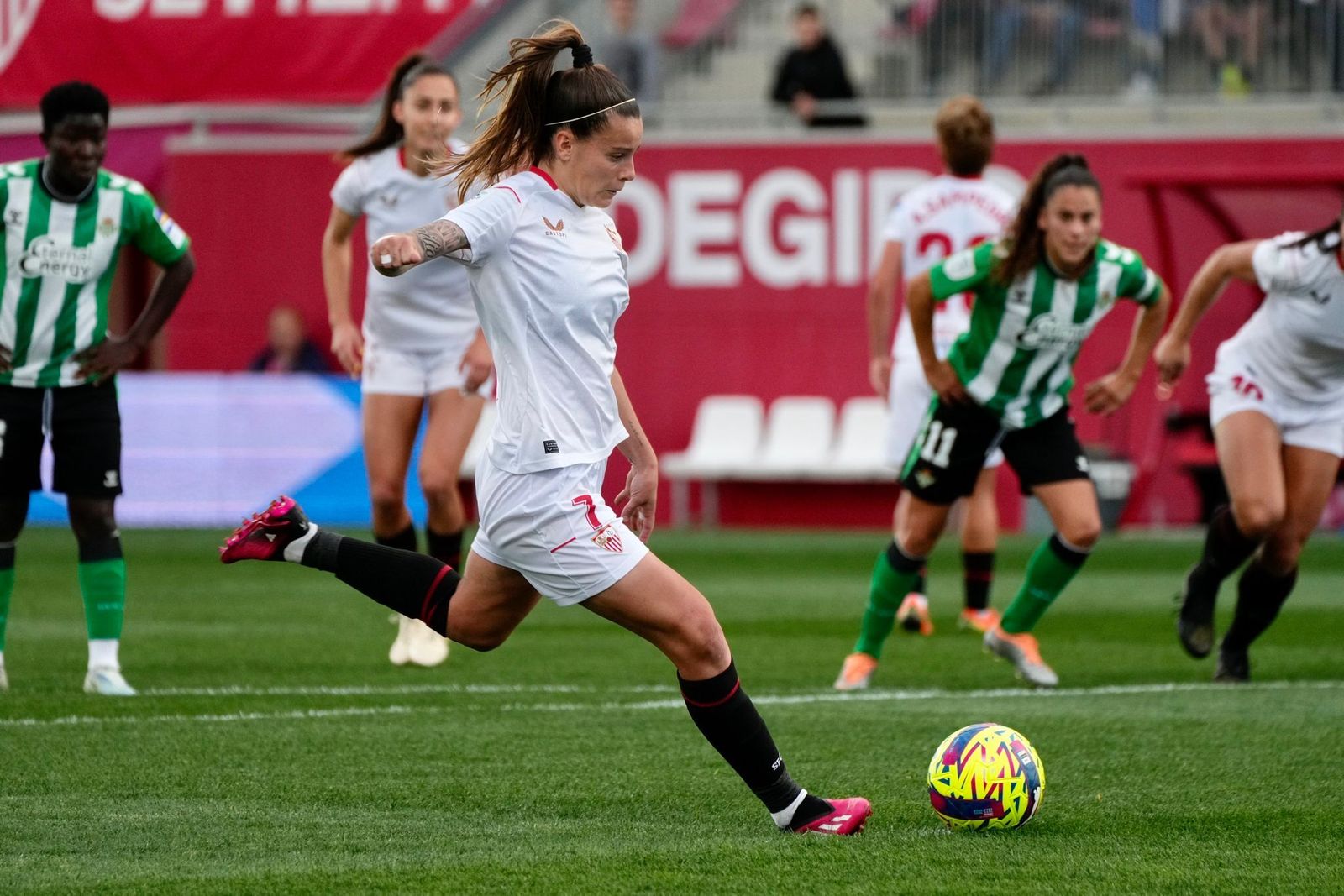 Rosa Otermín transforma el penalti que abrió la goleada del Sevilla en el derbi.