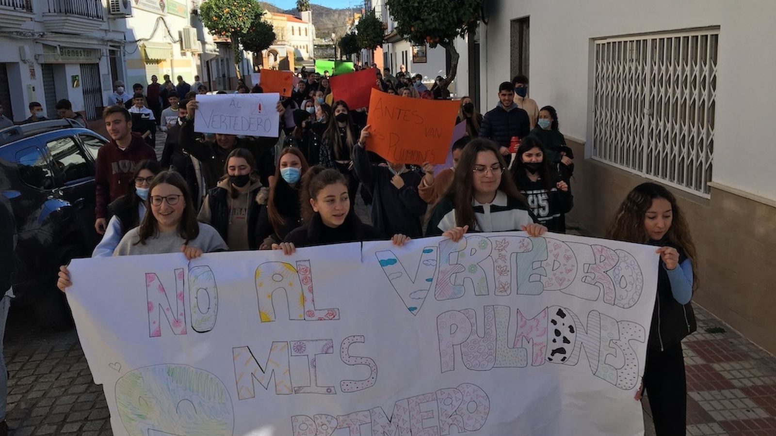 Imagen de la manifestación de los estudiantes de Nerva en contra del vertedero.