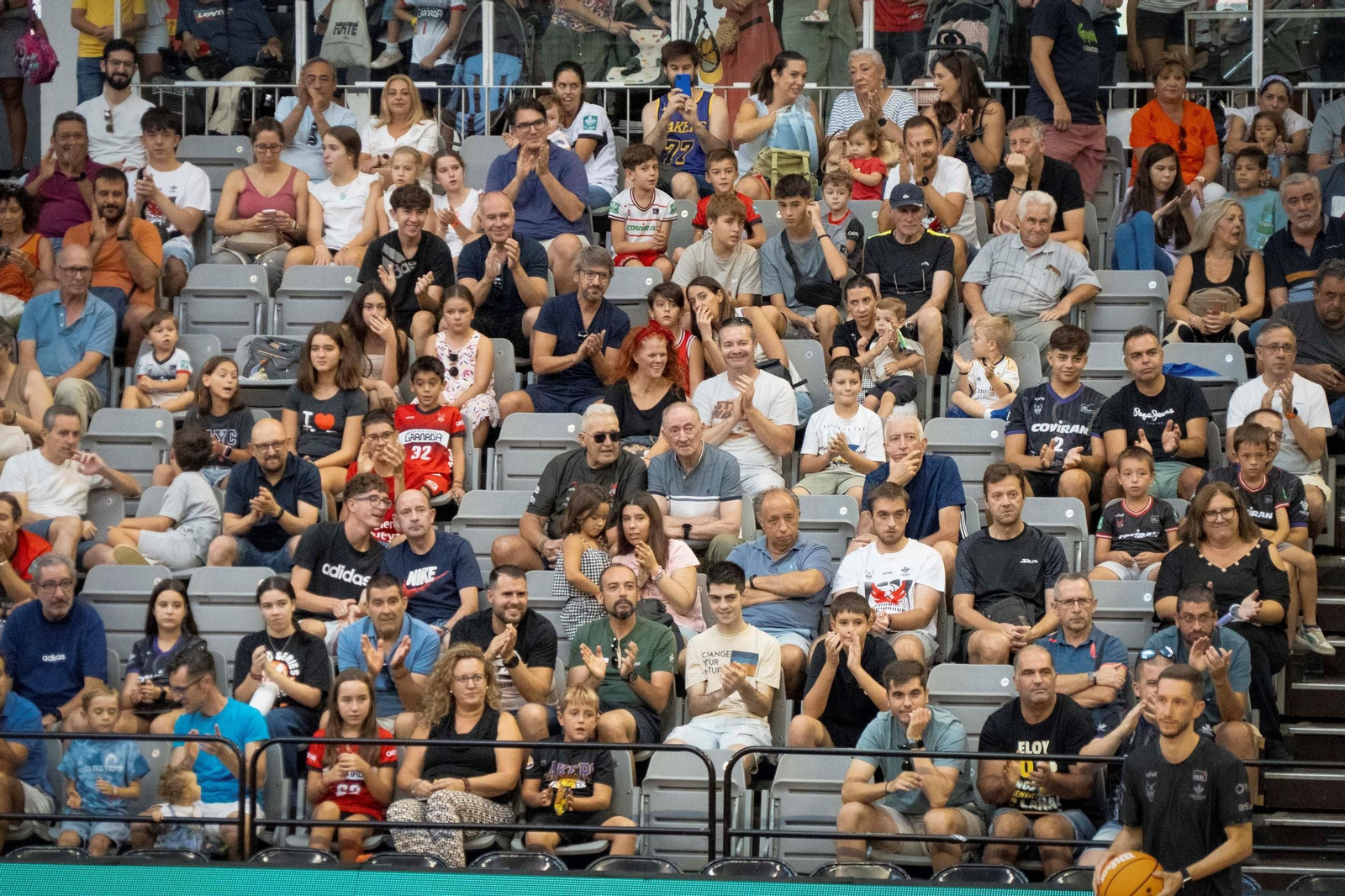 Las imágenes del entreno a puerta abierta del Covirán Granada en el Palacio