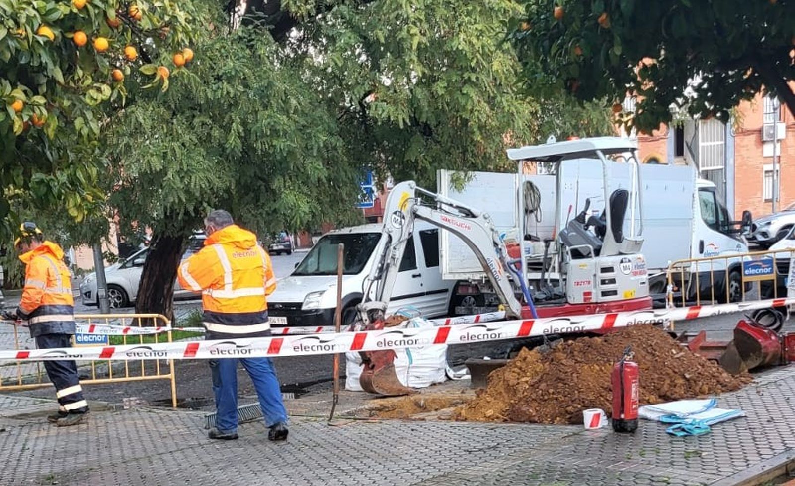 Operarios de Endesa tratan de localizar la avería en la calle Tesalónica con Pedro Romero