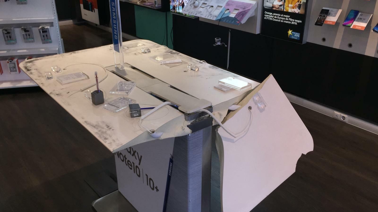 Uno de los expositores, sin teléfono móvil.