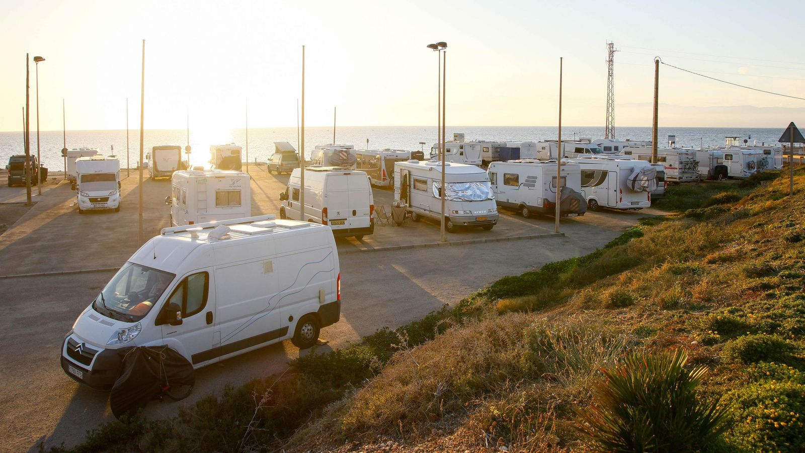 Una treintena de autocaravanas y furgonetas colapsan el aparcamiento de La Fabriquilla