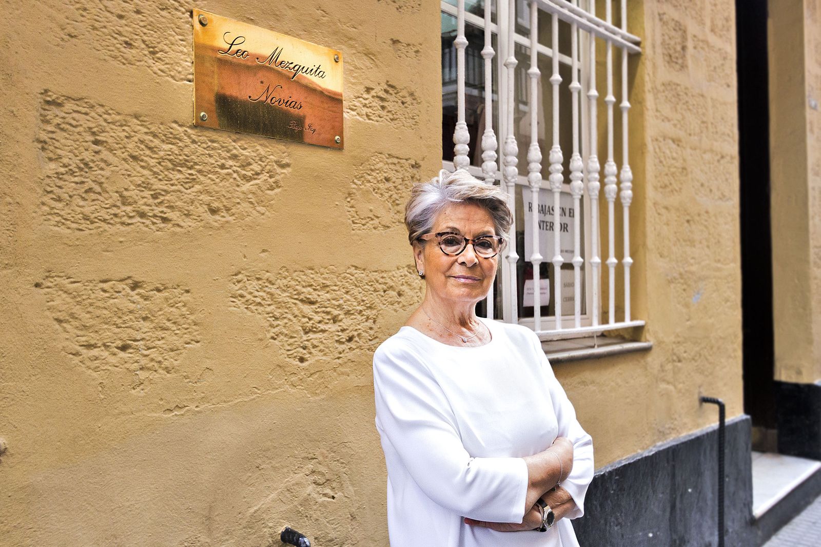 Leo Mezquita posa delante de su establecimiento en la calle San Pedro.