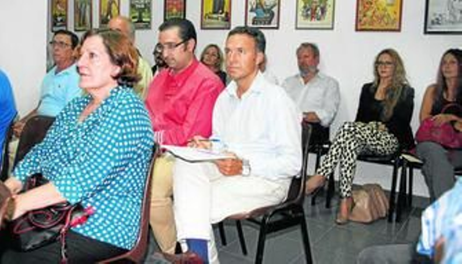 David de la Encina, en el centro de la imagen, durante la asamblea celebrada en la tarde de ayer; detrás, Francisco Lara.