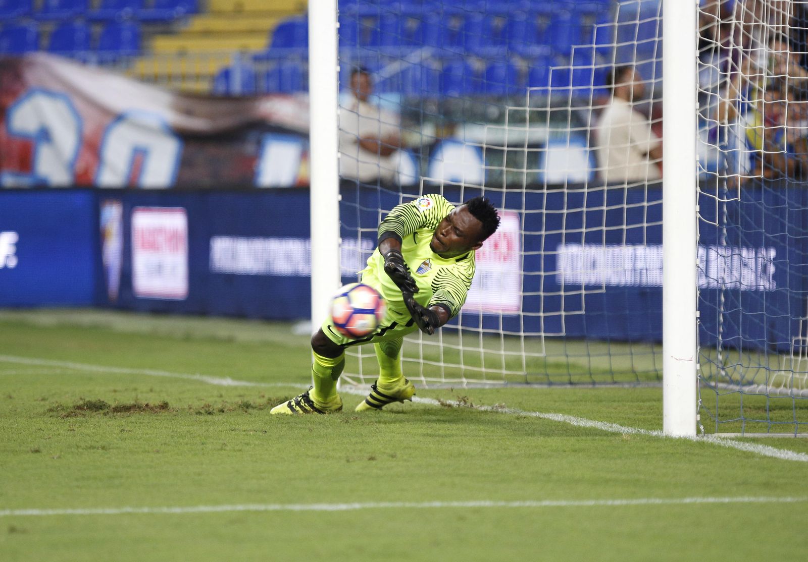 Kameni detiene un penalti en la final del Costa del Sol.