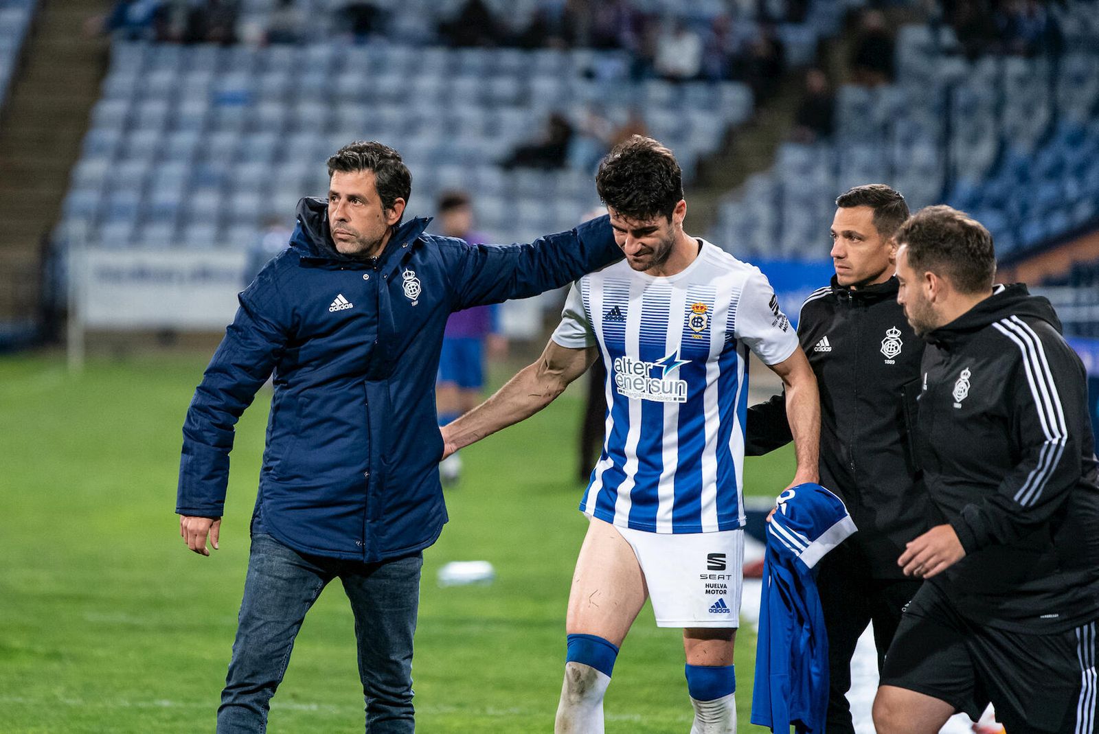El técnico del Decano, Alberto Gallego, en el Recreativo-Conil.