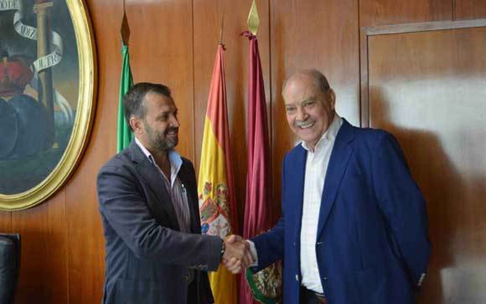 El alcalde de Conil y Jorge Ramos se saludan.