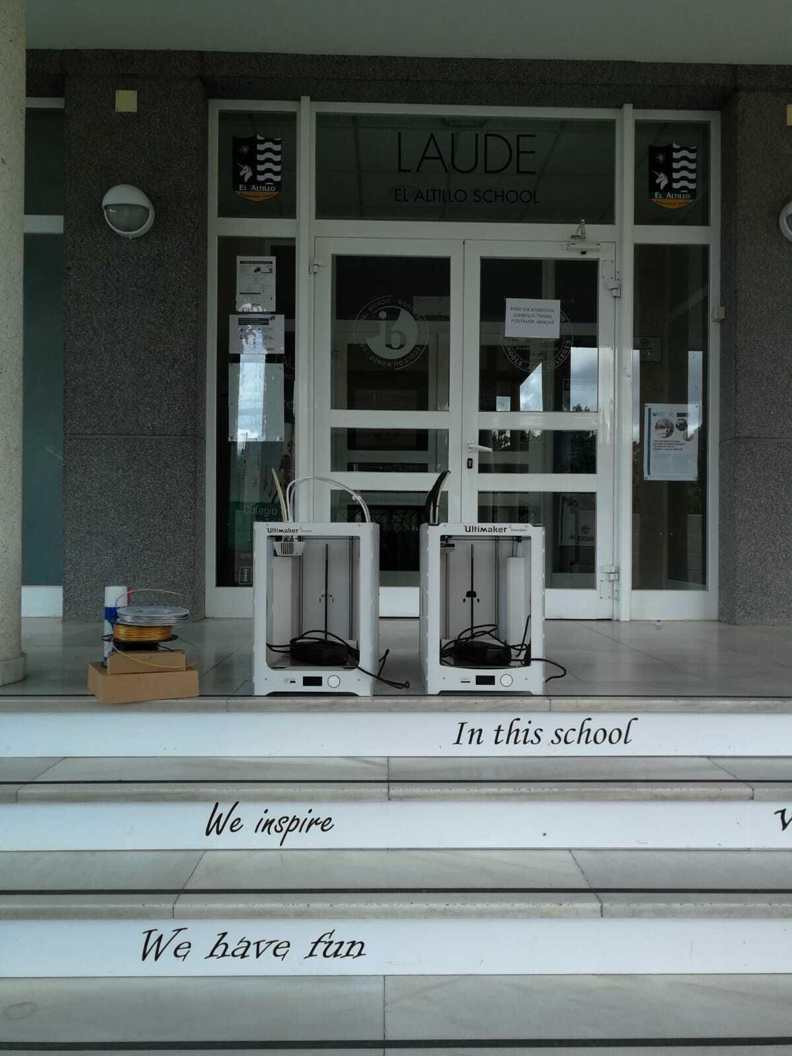 El  Altillo School  elabora mascarillas de protección facial