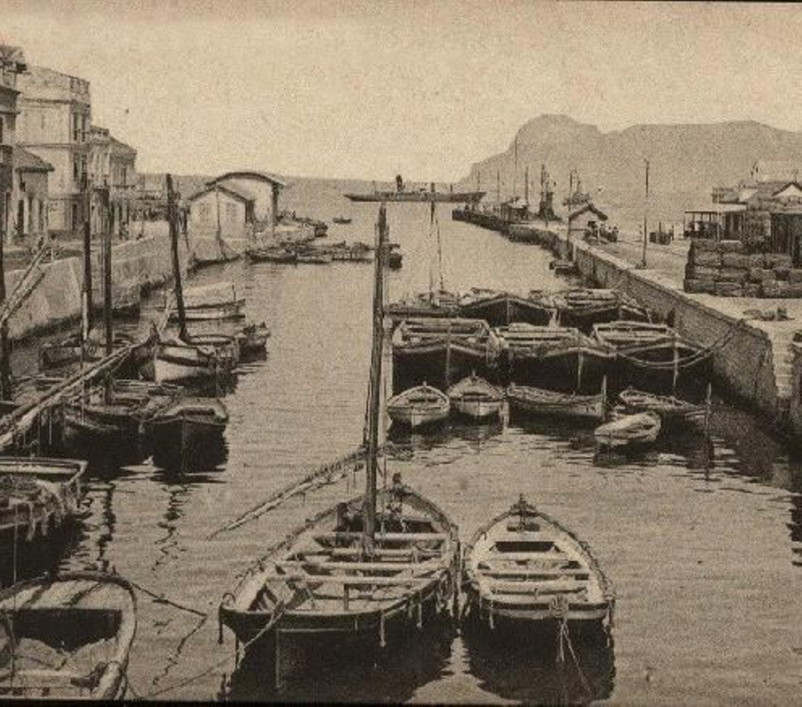 El curso bajo del río de la Miel, lugar de fondeo y atraque de los faluchos que comerciaban con Gibraltar en los siglos XVIII y XIX.