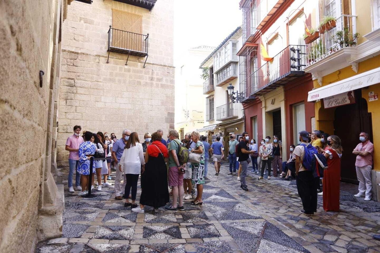 Un grupo de personas en el Centro de Málaga