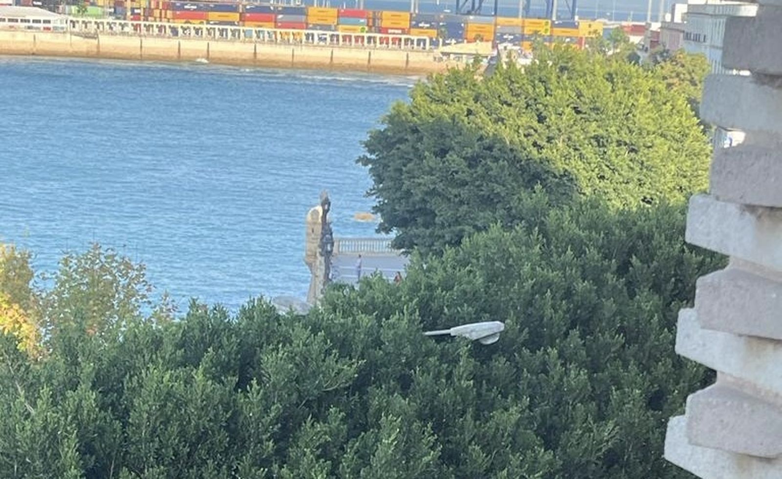 Farola invadida por los árboles en la Alameda