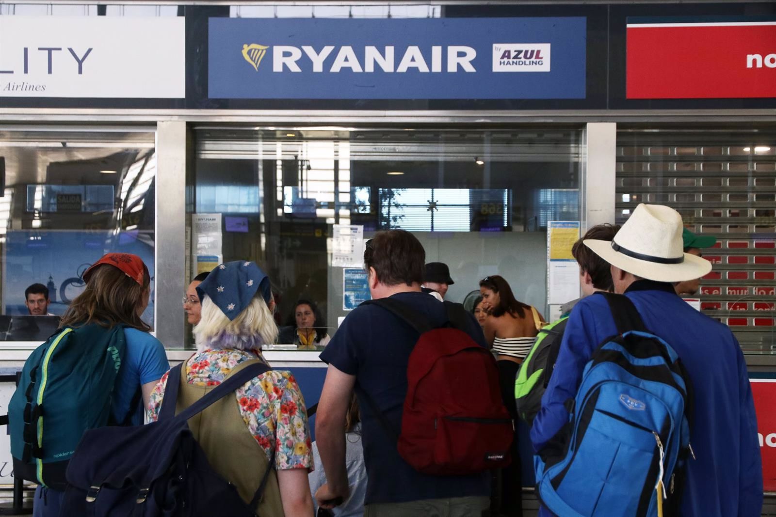 Personas reclamando en la oficina de Ryanair en Málaga