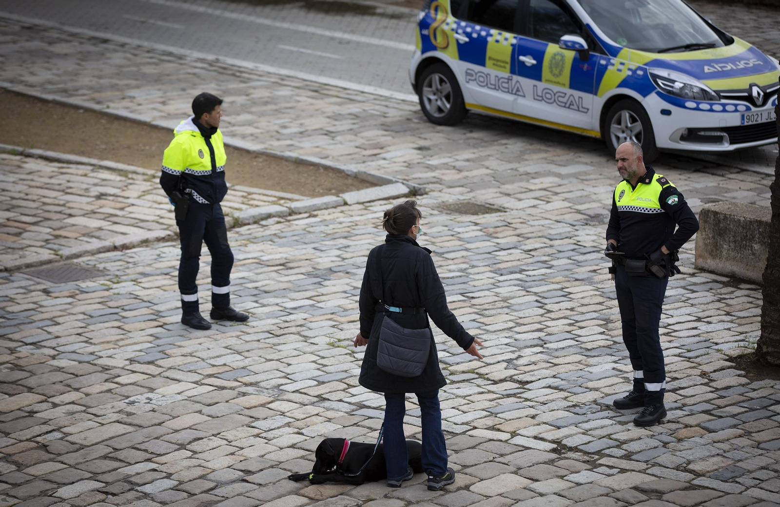 Coronavirus: Las imágenes del segundo día laboral de cuarentena en Sevilla
