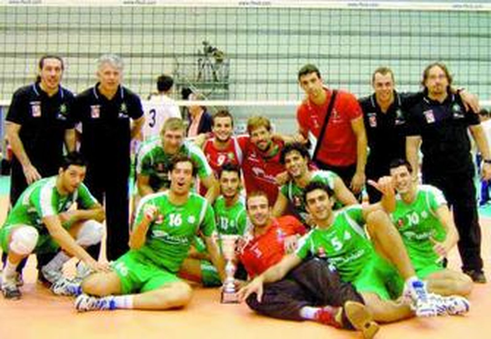 Jugadores y técnicos ahorradores posan con la Copa de Andalucía.