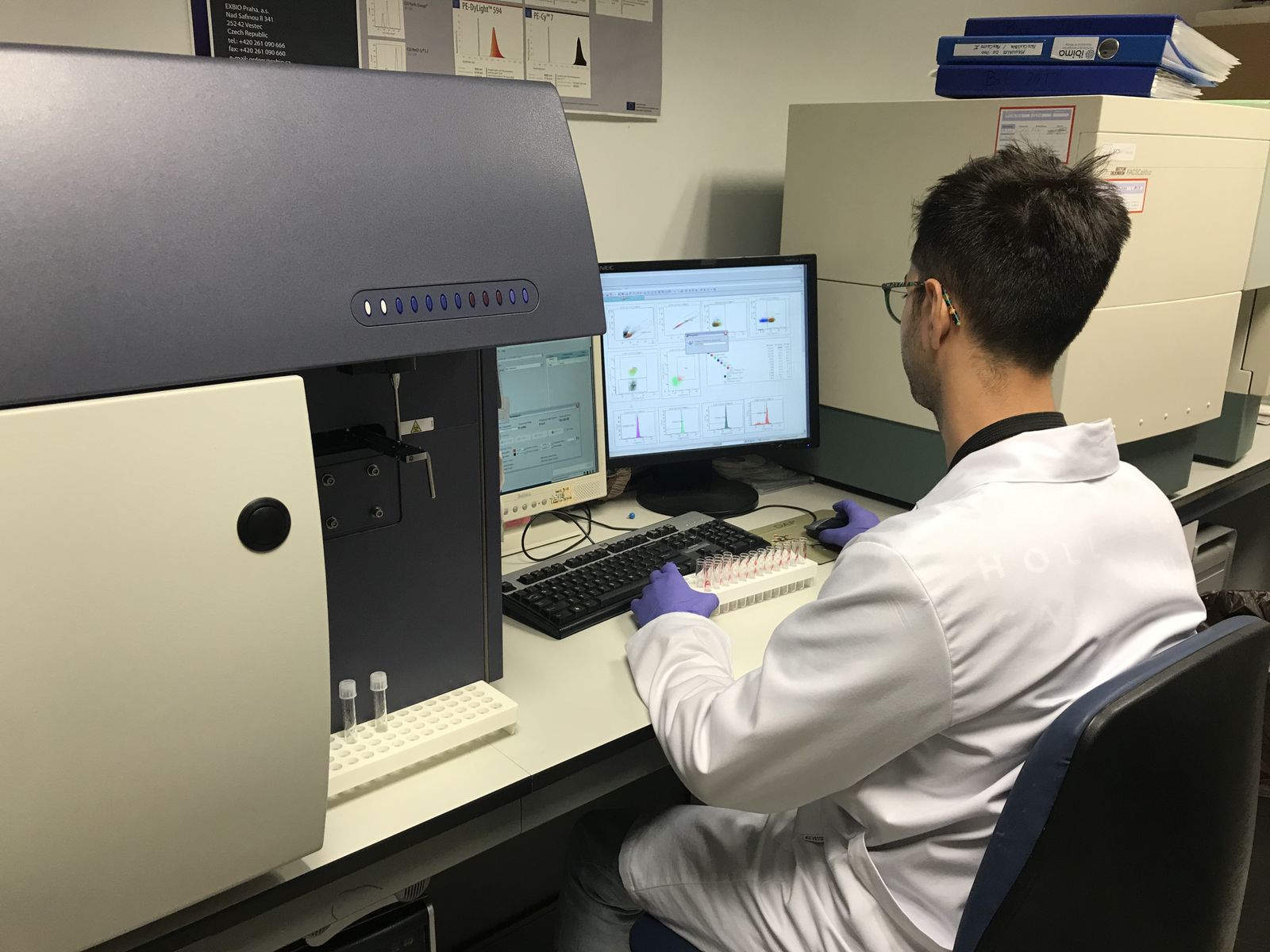 Un investigador en su laboratorio en Málaga.