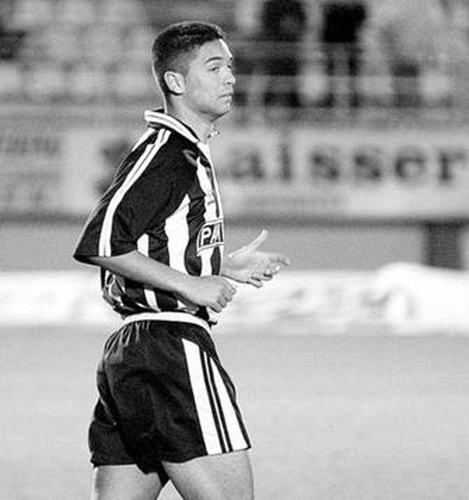 1. José Luis Reyes, el día de su debut con la Balompédica en diciembre de 2001. 2. El linense, a la izquierda, pugna con un compañero durante un entrenamiento con el Cádiz CF, club que dejó para iniciar su aventura en Grecia. /Fotos: E.S.